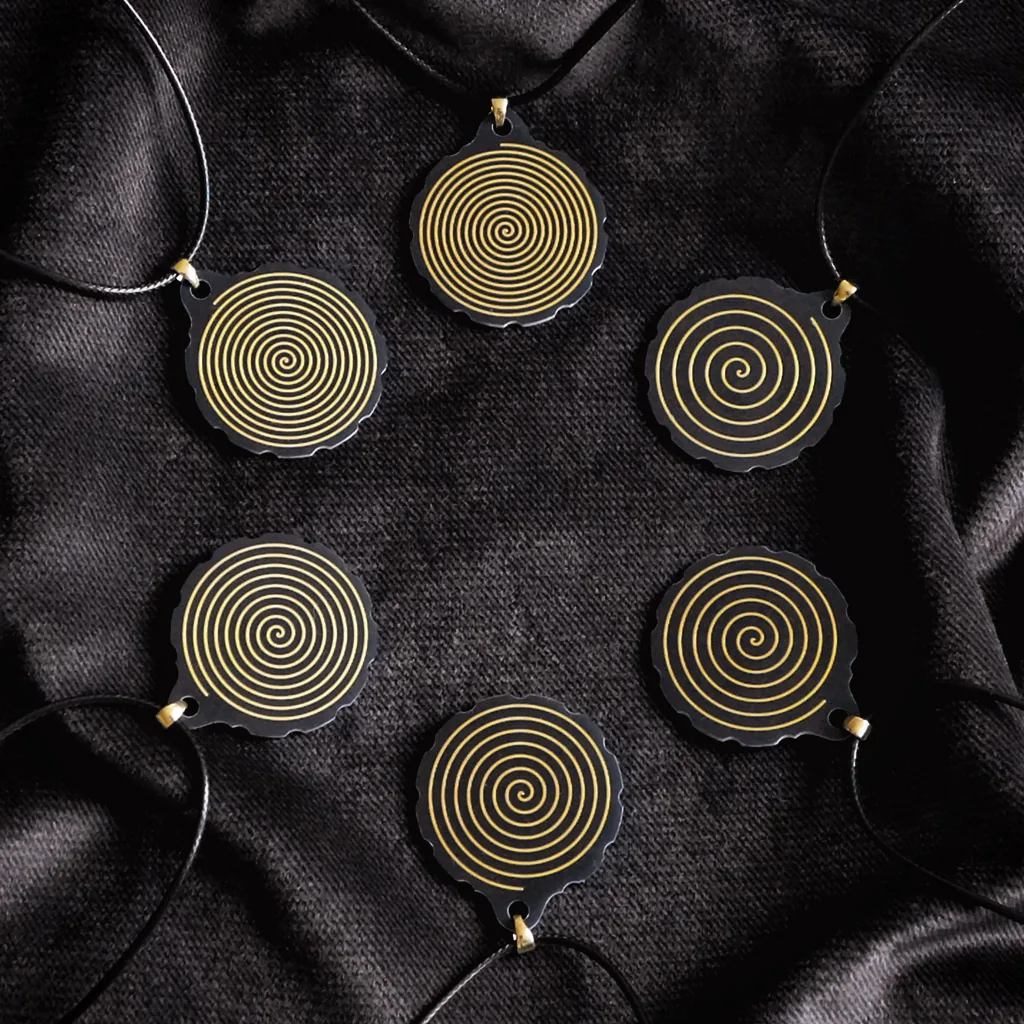 Solfeggio Resonance Kollektion - Sechs schwarze Anhänger mit goldenen Spiralen