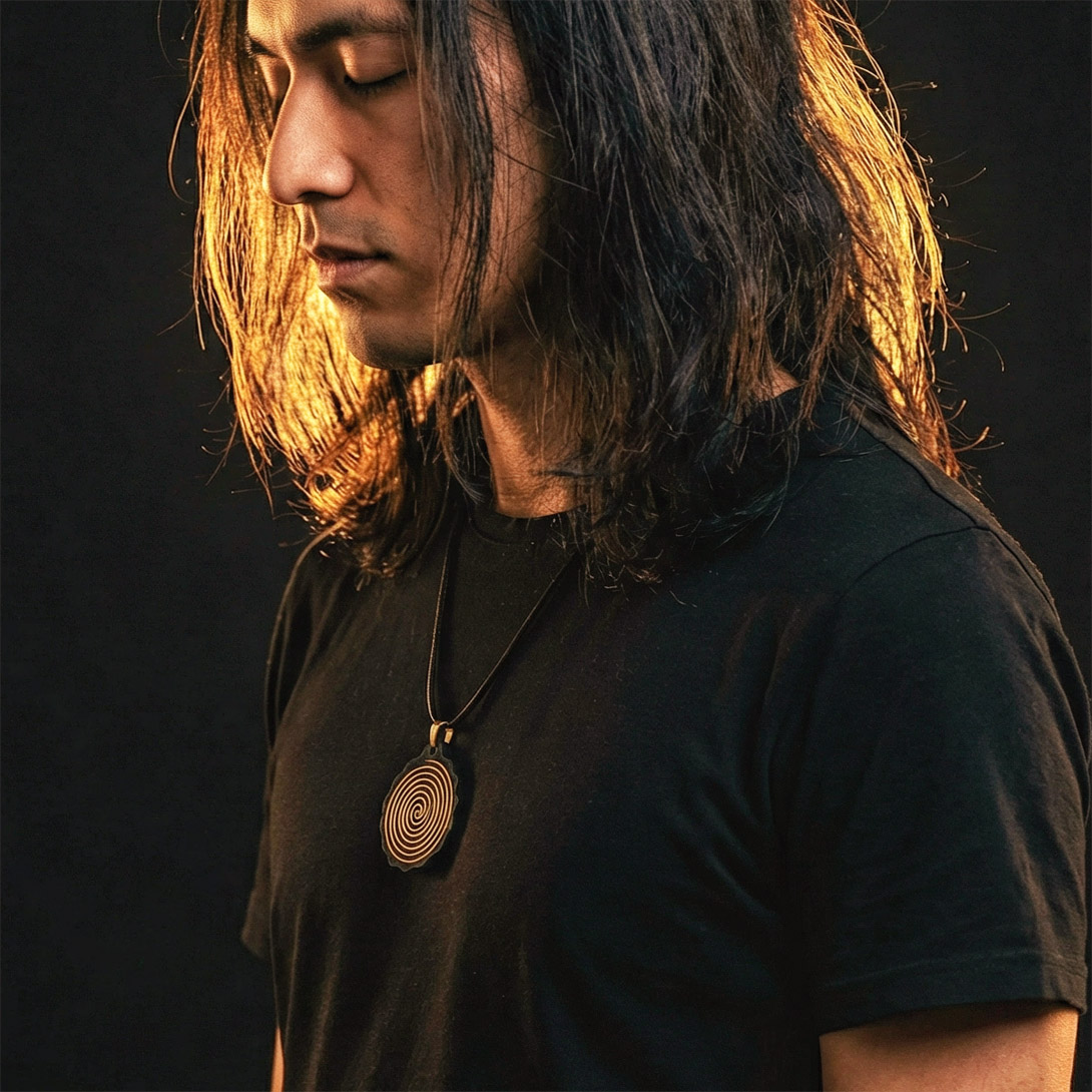 Mann trägt Solfeggio Anhänger